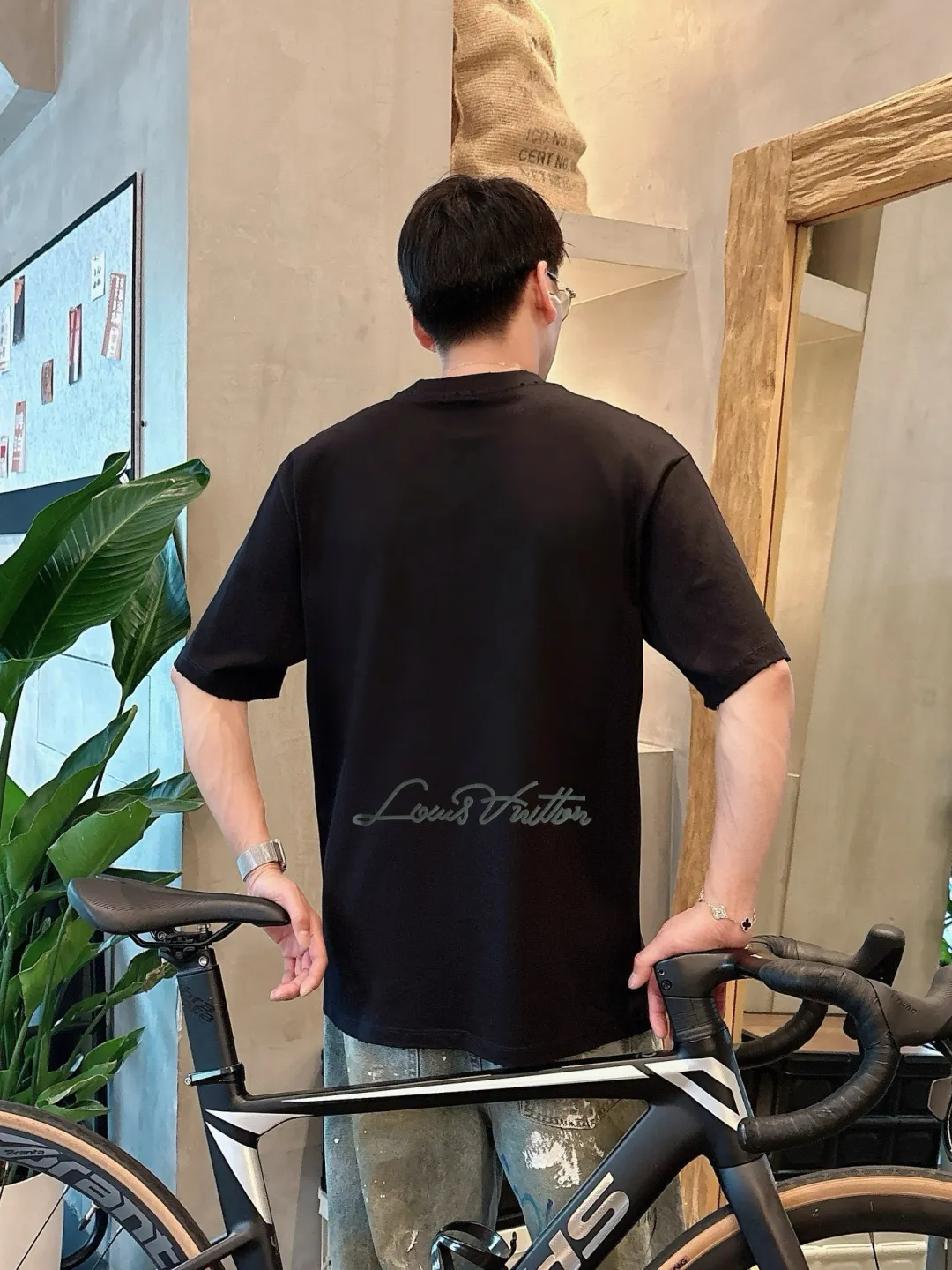 🅿️190 LV 2025 spring and summer new style debut counter, the latest short-sleeved round neck T-shirt, high-end customization, avant-garde and fashionable design! The brand logo emphasizes craftsmanship and is designed with high-end custom fabrics. Soft to the touch. Comfortable to wear. Exquisite stitching at the counter level. Fine workmanship. The upper body effect is incomparably handsome! A must-have item for a stylish man! 😇 Size: S-XXL